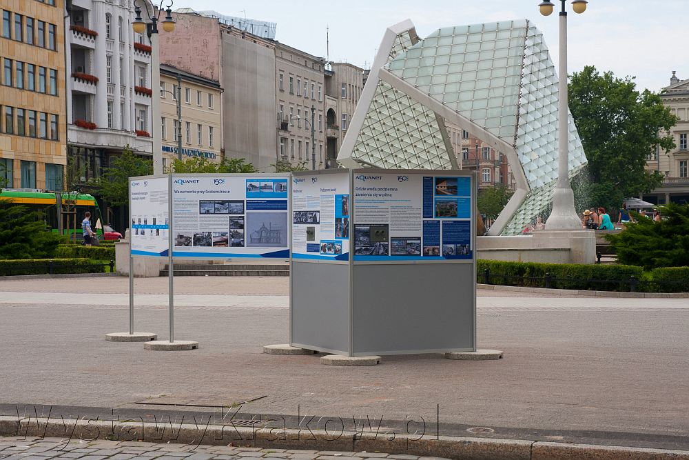 Wystawa plenerowa w Poznaniu - na tym zdjęciu dobre widać budowę modułową naszego systemu wystawienniczego. Jest wykonany z profili aluminiowych, stoi na betonowych blokach.