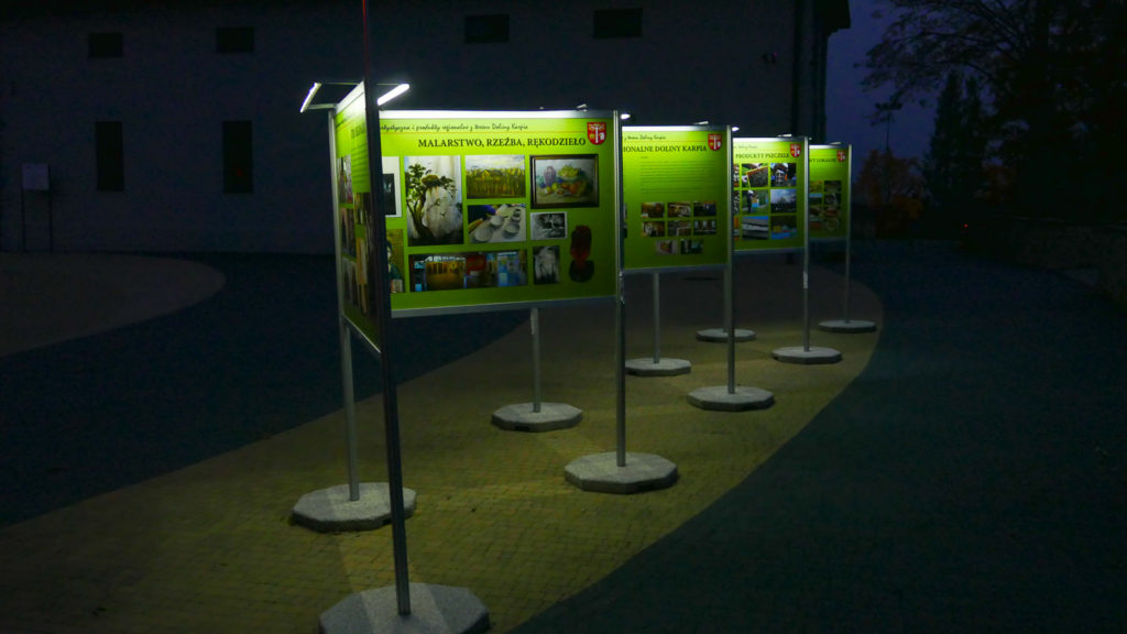 Wystawa Plenerowa w Brzeźnicy oświetlona LED-ami - w nocy wygląda obłędnie