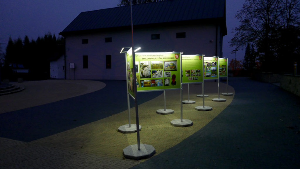 Wystawa plenerowa w Brzeźnicy dzięki oświetleniu LED jest równie piękna w nocy